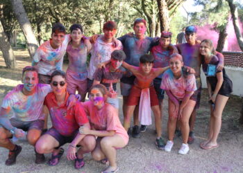 Rágama se llena de colorido y espuma en la despedida festiva acompañada de una sardinada popular en La Chopera