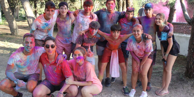 Rágama se llena de colorido y espuma en la despedida festiva acompañada de una sardinada popular en La Chopera