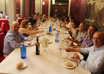 La gran «familia» del centro de salud de Peñaranda se reúne en el restaurante Las Cabañas para compartir una comida
