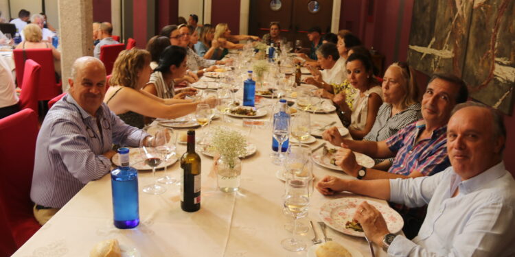 La gran «familia» del centro de salud de Peñaranda se reúne en el restaurante Las Cabañas para compartir una comida