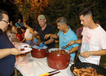 Multitudinaria parrillada popular en Aldeaseca de la Frontera a beneficio de la Asociación Española Contra el Cáncer (AECC)