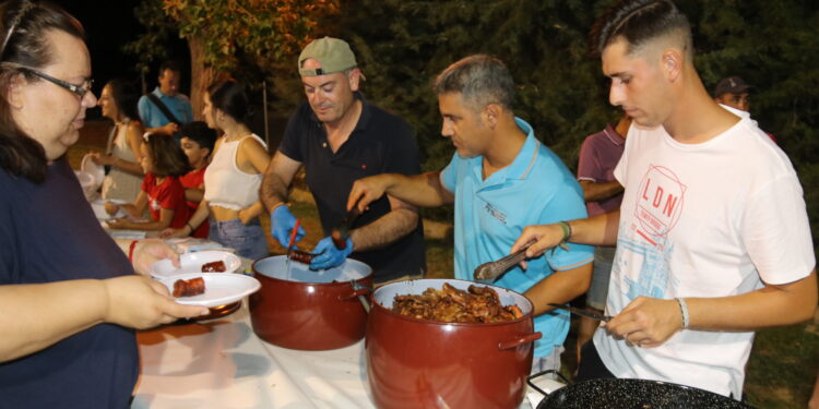 Multitudinaria parrillada popular en Aldeaseca de la Frontera a beneficio de la Asociación Española Contra el Cáncer (AECC)