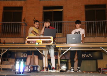 Dj Xoxe, Dj Mike, Dj More y Dj Dani cierran la II edición del Peñaranda Fest poniendo música en la plaza de la Constitución