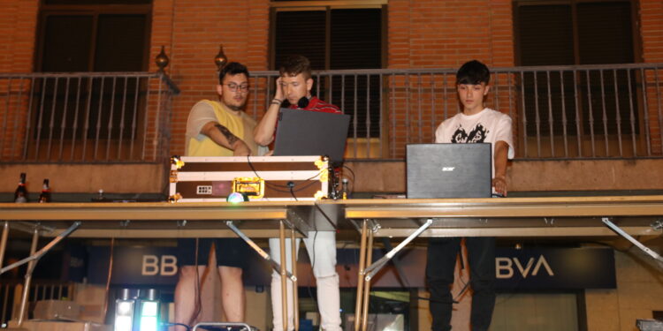 Dj Xoxe, Dj Mike, Dj More y Dj Dani cierran la II edición del Peñaranda Fest poniendo música en la plaza de la Constitución
