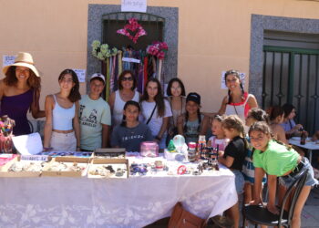 La infancia de Cantalpino comprometida con la India: recaudan donativos con un mercadillo solidario en la plaza de España