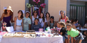 La infancia de Cantalpino comprometida con la India: recaudan donativos con un mercadillo solidario en la plaza de España