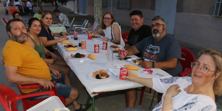 Cantaracillo reúne a más de medio millar de comensales en una parrillada dentro de sus fiestas de la Asunción y San Roque
