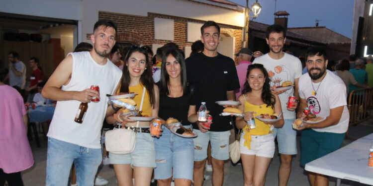 Cantaracillo reúne a más de medio millar de comensales en una parrillada dentro de sus fiestas de la Asunción y San Roque