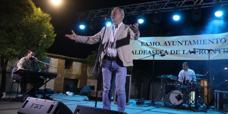 Aldeaseca de la Frontera disfruta con el concierto de José Manuel Soto en una plaza abarrotada de público de toda la comarca