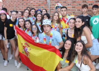 Cantaracillo se llena de colorido en el desfile de peñas para dar oficialmente la bienvenida a las fiestas de la Virgen y San Roque