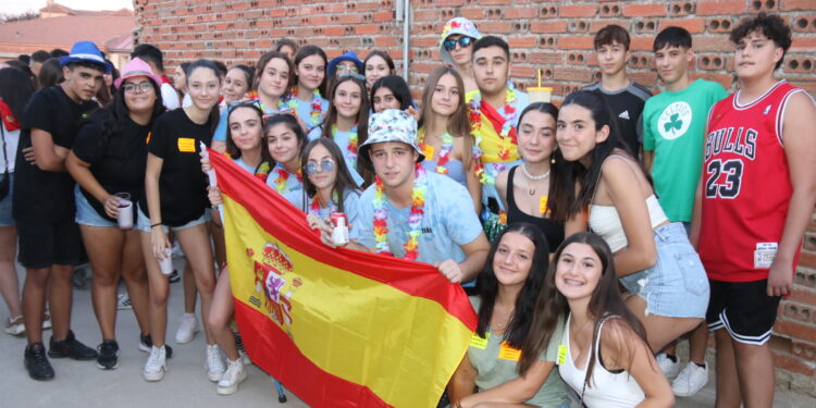 Cantaracillo se llena de colorido en el desfile de peñas para dar oficialmente la bienvenida a las fiestas de la Virgen y San Roque