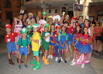 Macotera vive su particular gran noche con el desfile de peñas, la proclamación de la corte de honor y el pregón de fiestas