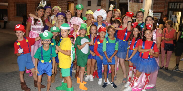 Macotera vive su particular gran noche con el desfile de peñas, la proclamación de la corte de honor y el pregón de fiestas