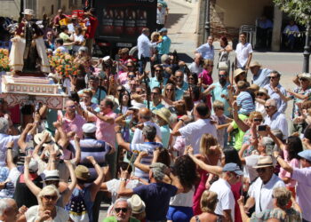 Macotera vive el día más esperado del año con cientos de brazos en alto para bailar sin descanso a su patrón, San Roque