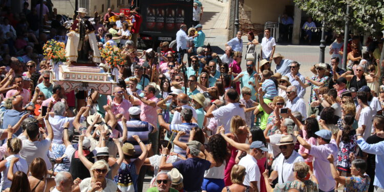 Macotera vive el día más esperado del año con cientos de brazos en alto para bailar sin descanso a su patrón, San Roque