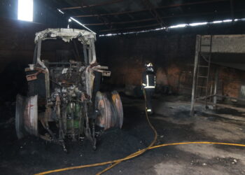 Un voraz incendio en plena madrugada causa graves daños en una nave agrícola de la localidad de Mancera de Abajo