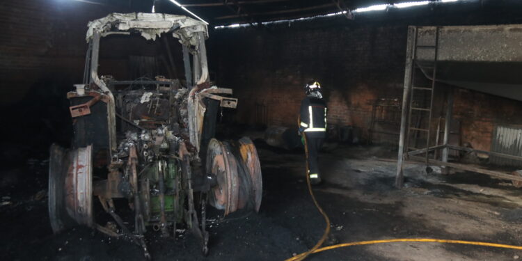 Un voraz incendio en plena madrugada causa graves daños en una nave agrícola de la localidad de Mancera de Abajo