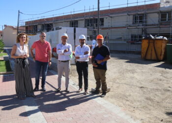 La Junta reitera en Peñaranda su compromiso de que las 12 viviendas en alquiler de Camineros estarán en diciembre