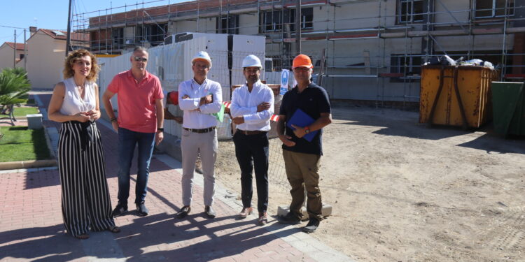 La Junta reitera en Peñaranda su compromiso de que las 12 viviendas en alquiler de Camineros estarán en diciembre