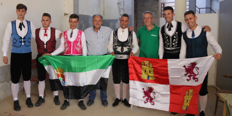 Recortadores de Extremadura y Castilla y León protagonizan en la plaza de toros de Macotera un emocionante desafío
