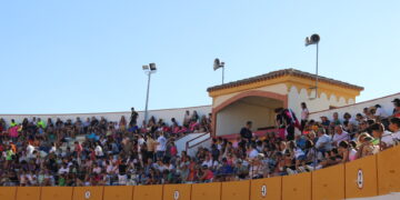 Recortadores de Extremadura y Castilla y León protagonizan en la plaza de toros de Macotera un emocionante desafío
