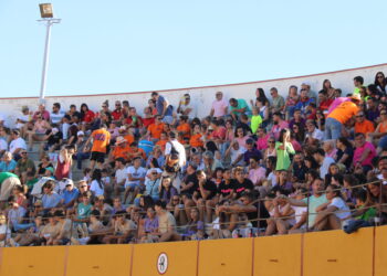 Recortadores de Extremadura y Castilla y León protagonizan en la plaza de toros de Macotera un emocionante desafío