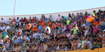 Recortadores de Extremadura y Castilla y León protagonizan en la plaza de toros de Macotera un emocionante desafío