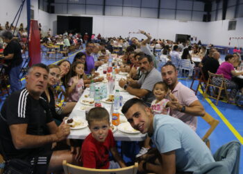 Babilafuente despide sus fiestas de San Roque con una multitudinaria parrillada para más de un millar de comensales