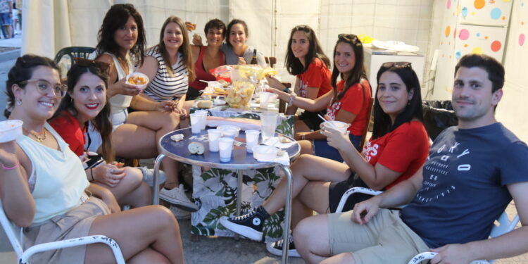 Peñaranda reúne a un millar de personas en la degustación de patatas «meneás», este año a favor de Manos Unidas