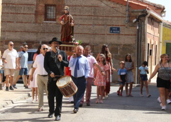 Huerta festeja a San Bartolo con misa, procesión amenizada por Rufo Mariquelo y una refrescante invitación a sangría