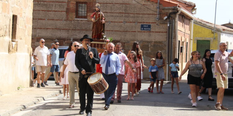 Huerta festeja a San Bartolo con misa, procesión amenizada por Rufo Mariquelo y una refrescante invitación a sangría