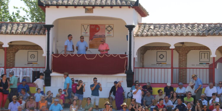 La Florida se llena de ambiente en Peñaranda en el primer festejo de la miniferia con El Mene, Jesús Iglesias y Sergio Pérez