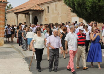 Cantaracillo acompaña a la Virgen de la Asunción en la procesión por las calles entre cantos y oraciones de los devotos