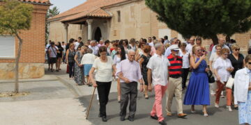 Cantaracillo acompaña a la Virgen de la Asunción en la procesión por las calles entre cantos y oraciones de los devotos