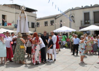 Cantalpino honra a Nuestra Señora con misa solemne y procesión con los bailes típicos al llegar a la plaza de España