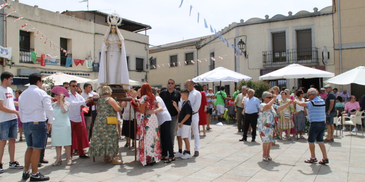 Cantalpino honra a Nuestra Señora con misa solemne y procesión con los bailes típicos al llegar a la plaza de España