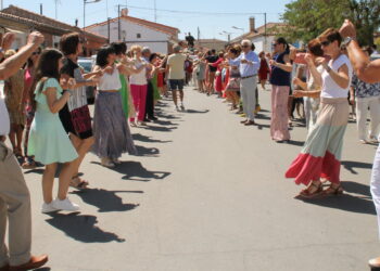 Cantaracillo baila a San Roque en una concurrida procesión que ha recorrido el pueblo durante más de tres horas