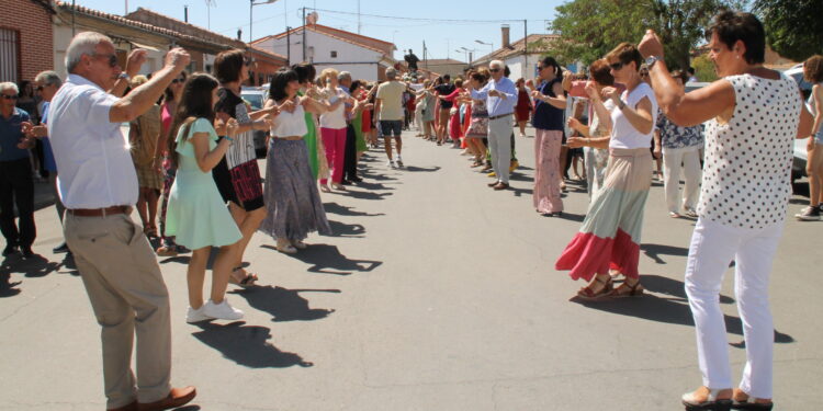 Cantaracillo baila a San Roque en una concurrida procesión que ha recorrido el pueblo durante más de tres horas