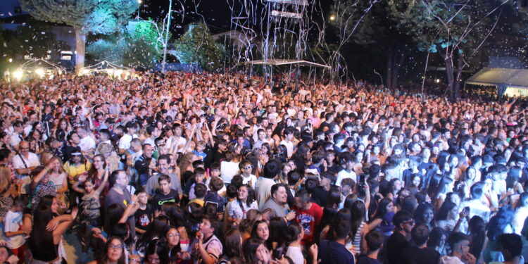 4.000 personas vibran al ritmo de la orquesta Panorama en Peñaranda que ya vive la cuenta atrás de sus fiestas