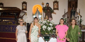 San Roque tiene ya nuevas mayordomas en Cantaracillo y los vecinos le acompañan en la última procesión del año