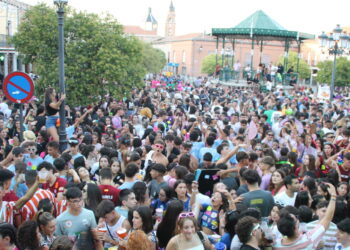 Peñaranda vive una auténtica explosión de alegría y colorido con las peñas como protagonistas del arranque festivo