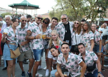 Peñaranda vive una auténtica explosión de alegría y colorido con las peñas como protagonistas del arranque festivo