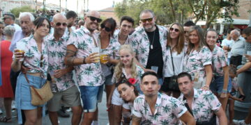 Peñaranda vive una auténtica explosión de alegría y colorido con las peñas como protagonistas del arranque festivo