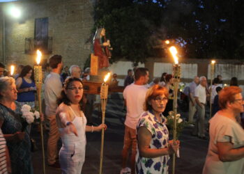 Paradinas de San Juan recibe a la Virgen del Hinojal con una procesión de antorchas y una emotiva ofrenda floral
