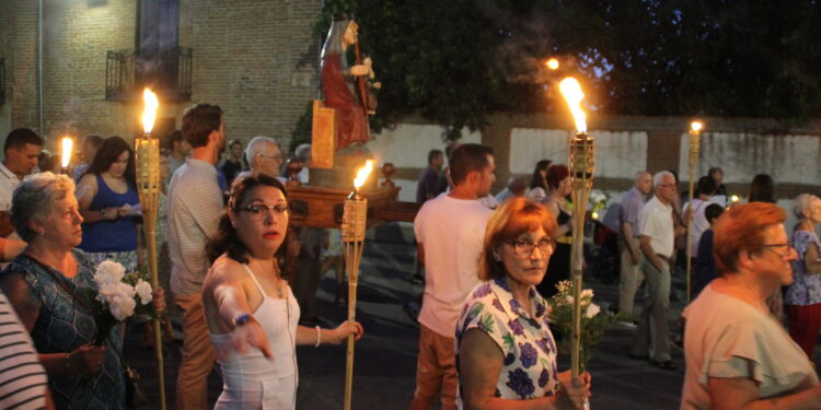 Paradinas de San Juan recibe a la Virgen del Hinojal con una procesión de antorchas y una emotiva ofrenda floral