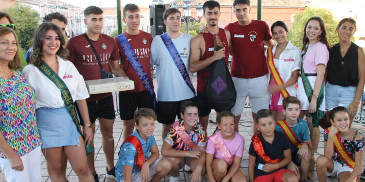 La peña Diexters gana una concurrida y animada yincana que llena de ambiente la plaza de España en Peñaranda