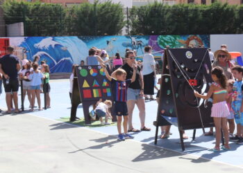 El público infantil disfruta en Peñaranda de una entretenida mañana en el parque La Huerta con los juegos Chicola