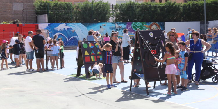 El público infantil disfruta en Peñaranda de una entretenida mañana en el parque La Huerta con los juegos Chicola