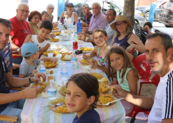 Huerta comparte una gran paella en el parque municipal y destina lo recaudado al ropero benéfico de Puente Ladrillo
