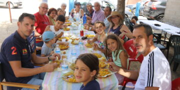 Huerta comparte una gran paella en el parque municipal y destina lo recaudado al ropero benéfico de Puente Ladrillo